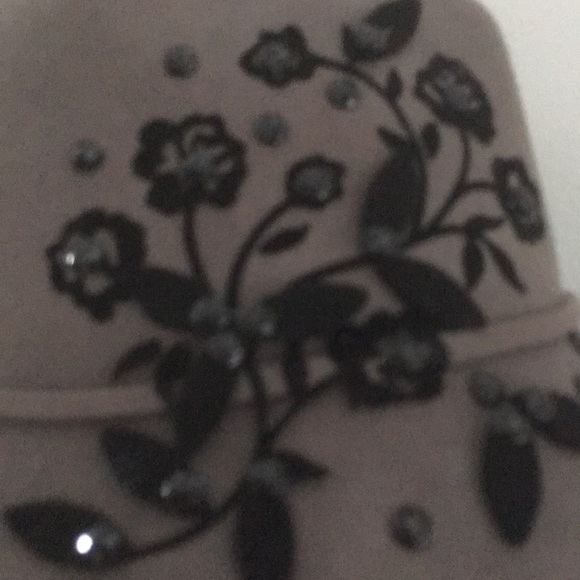 Gray wool hat with black appliqué and beading - Picture 3 of 4